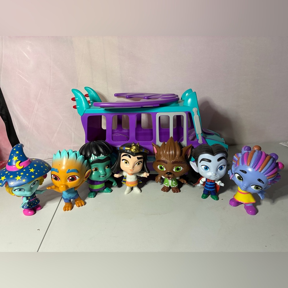Hasbro Netflix 2018 Super Monster Bus With 7 Figures
